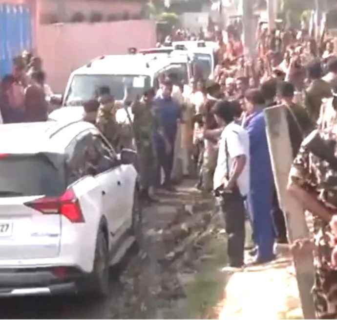 बिहार के डिप्टी CM की गाड़ी पर फेंका गोबर-चप्पले : लोगों ने मुर्दाबाद के नारे लगाए, गाँव में घुसने से रोका, सिन्हा बोले - यहाँ का SP कायर और कमजोर, बुल्डोजर चलेगा