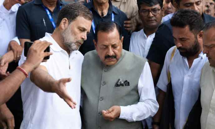Breaking : कांग्रेस नेताओं का पीएम आवास के पास धरना : पीएम मोदी और धर्मेन्द्र प्रधान का मांगा इस्तीफा, केंद्रीय मंत्री जितेंद्र सिंह राहुल गांधी से मिले