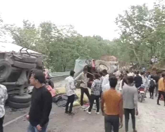 तेज रफ़्तार ट्रक ने गाड़ियों को मारी टक्कर : हादसे में तीन की मौत , 10 घायल , सड़क पर जमा हुई लोगों की भीड़