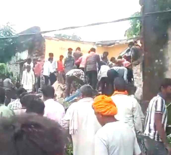 वीडियो लाइव : झालावाड़ में सरकारी स्कूल की छत गिरी : हादसे में 6 की मौत , 30 बच्चे गंभीर घायल, पीएम ने जताया दुःख, सीएम घायलों से मिलने जायेंगे