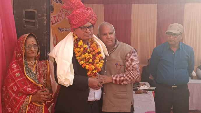 वीडियो न्यूज़ : शिक्षक के सेवानिवृत्ति समारोह में लोगों का लगा तांता : नीमकाथाना में साफा व शाल ओढाने वालों में मची होड़, डीजे पर थिरकते हुए जुलुस के साथ पहुंचे घर