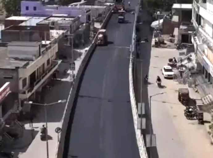 वीडियो न्यूज़ : रेलवे पुलिया पर सड़क का निर्माण : सड़क निर्माण को लेकर नीमकाथाना के लोगों ने अनेक बार दिए थे ज्ञापन, गड्ढों से आमजन को मिली राहत