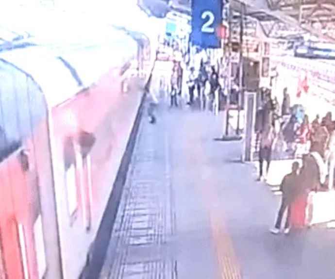 चलती ट्रेन से गिरा पैसेंजर, RPF जवानों ने बचाया : जवानों ने खींचकर पहियों से दूर किया, सवाई माधोपुर रेलवे स्टेशन के प्लेटफार्म नंबर 2 की घटना, पैसेंजर के सिर में आई चोट