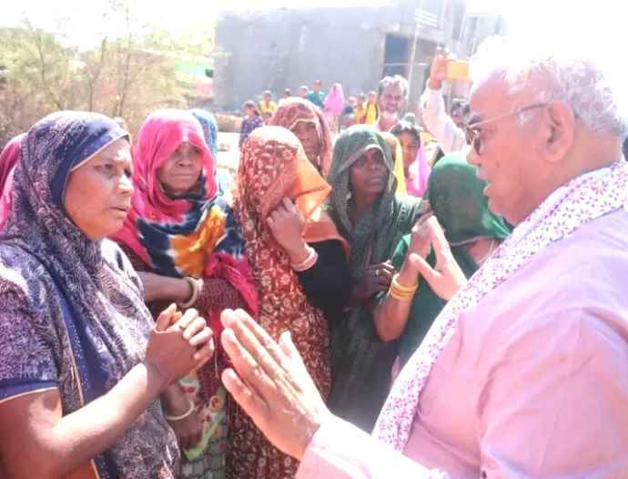 गांव में गंदगी देखकर भड़के मंत्री दिलावर : ग्रामीणों ने पंचायत द्वारा सफाई नहीं कराने की शिकायत की, मंत्री बोले - प्रशासक से स्वच्छता अभियान की राशि की वसूली की जाएगी