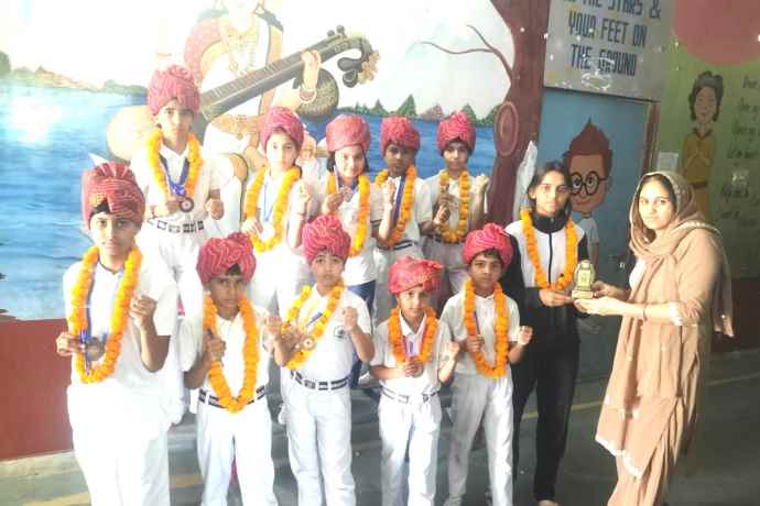 वीडियो न्यूज़ : नीमकाथाना के खिलाडियों का शानदार प्रदर्शन : जिला स्तरीय प्रतियोगिता में 5 गोल्ड, 3 सिल्वर और 4 ब्रोज़ मैडल पर कब्जा, स्कूल में भव्य स्वागत और सम्मान