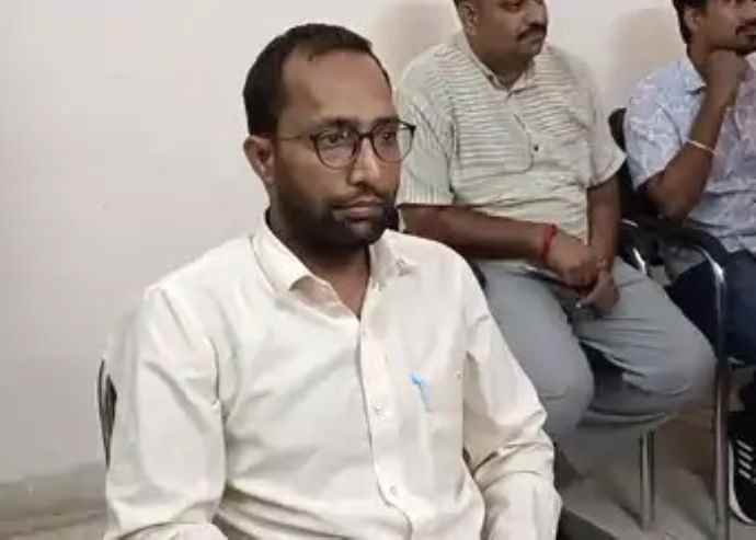 एसीबी ने नगर परिषद के असिस्टेंट टाउन प्लानर को किया ट्रैप :आरोपी 4 लाख की रिश्वत लेने के आरोप में गिरफ्तार , पीड़ित से बोला - ये सिर्फ मेरे सिग्नेचर की रकम