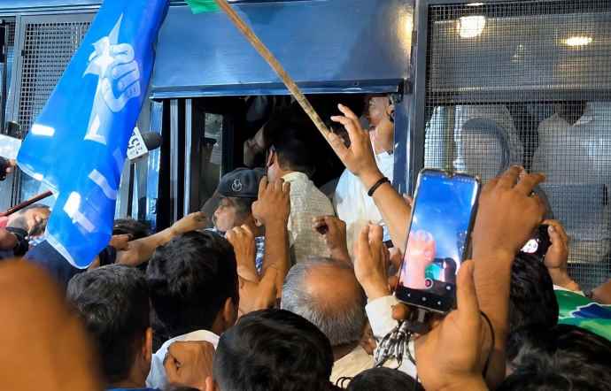 वीडियो न्यूज : पुलिस ने गहलोत - डोटासरा को हिरासत में लिया : राजस्थान कांग्रेस भी उतरी सड़कों पर, केन्द्रीय शिक्षा मंत्री के इस्तीफे की मांग की