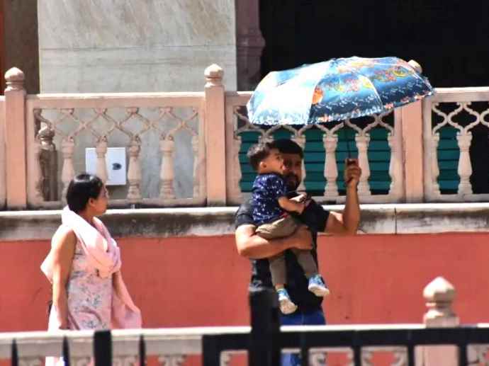 राजस्थान में पारा पहुंचा 42 डिग्री पार : सूर्य के तीखे तेवरों से लोगों का जनजीवन प्रभावित, अगले 3 दिन आंधी-लू का रहेगा डबल अटैक