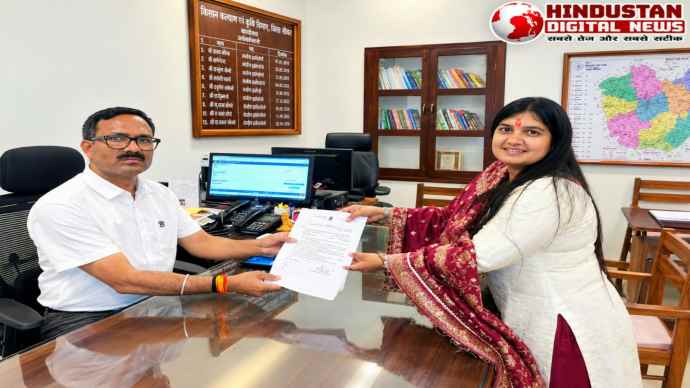 टिकट कटने से बागी हुईं भाजयुमो उपाध्यक्ष वर्षा सोमरा : वर्षा ने निर्दलीय प्रत्याशी के तौर पर ठोकी ताल, परिवारवाद और अनदेखी का आरोप