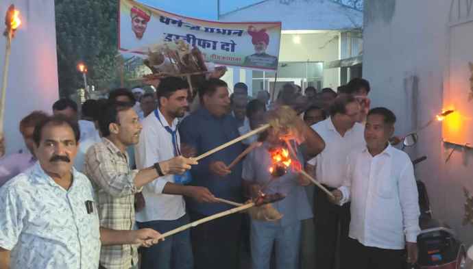 वीडियो न्यूज : नीमकाथाना में कांग्रेसियों का जमकर बवाल : केंद्र सरकार के खिलाफ जमकर प्रदर्शन, खेतड़ी मोड़ पर पीएम मोदी का पुतला फूंका, मांगा इस्तीफा