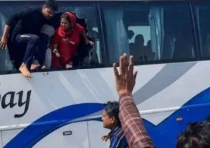 बस का शीशा तोड़कर बाहर निकले बंधक पार्षद : राजस्थान के निकाय चुनाव से जुड़ा वीडियो सोशल मीडिया पर वायरल, डोटासरा के गंभीर आरोप
