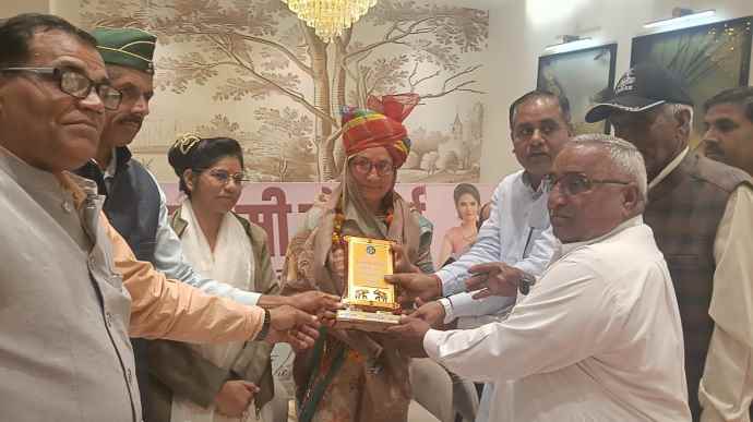 वीडियो न्यूज़ : नीमकाथाना में पूर्व सैनिकों और वीरांगनाओं का सम्मान : महालक्ष्मी ज्वैलर्स और अखिल भारतीय पूर्व सैनिक सेवा परिषद् ने किया सम्मान, यह अच्छी पहल - वीरांगना सामोता