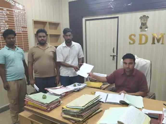 खेतड़ी में बिजली लाइन का बढ़ा विरोध : उपखंड अधिकारी को सौंपा ज्ञापन, खातेदारी भूमि से जबरन लाइन निकालने का आरोप