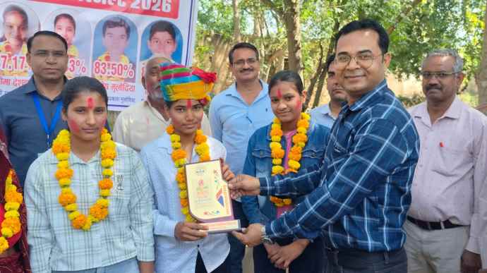 वीडियो न्यूज़ : नीमकाथाना में सरकारी स्कूल की छात्रा ने किया टॉप : राजस्थान बोर्ड की दसवीं कक्षा में किया टॉप, विद्यालय स्टाफ ने घर जाकर किया सम्मान