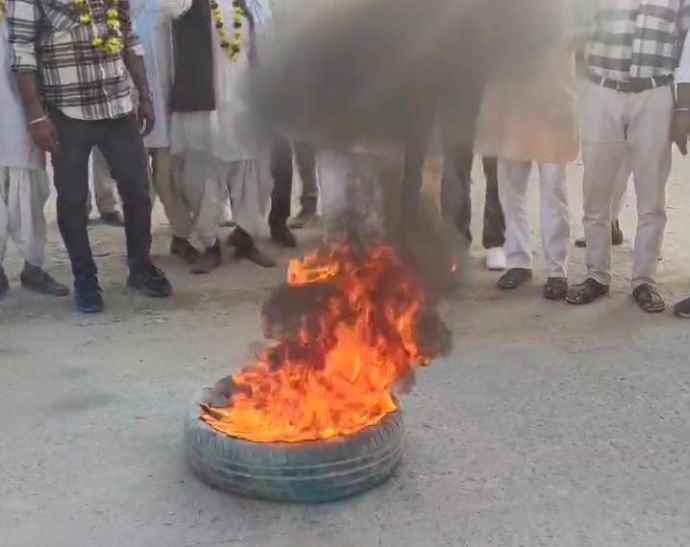 वीडियो न्यूज़ : नीमकाथाना में टायर जलाकर विरोध प्रदर्शन : लोगो ने कहा - जिला बहाल नही किया गया तो गाँधी के देश में हम भगत सिंह की सोच को प्रकट करेंगे