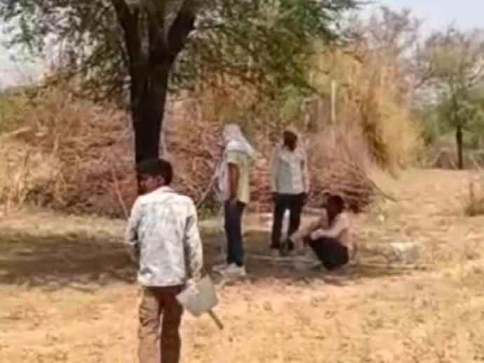 वीडियो न्यूज़ : नीमकाथाना में भूमाफिया के खिलाफ थाने में शिकायत : भूमाफिया के लोग पीड़ित को देख फावड़ा आदि छोड़ भाग गए थे, पीड़ित ने लगाई न्याय की गुहार