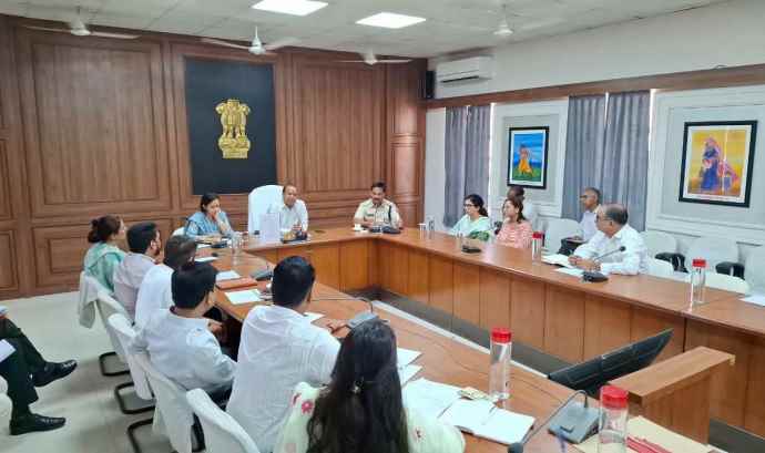 क्रिटिकल मतदान केन्द्रों के संबंध में बैठक : प्रत्येक ग्राम पंचायत पर तैनात होगा पुलिस जाप्ता, जिला निर्वाचन अधिकारी ने दिए आवश्यक निर्देश