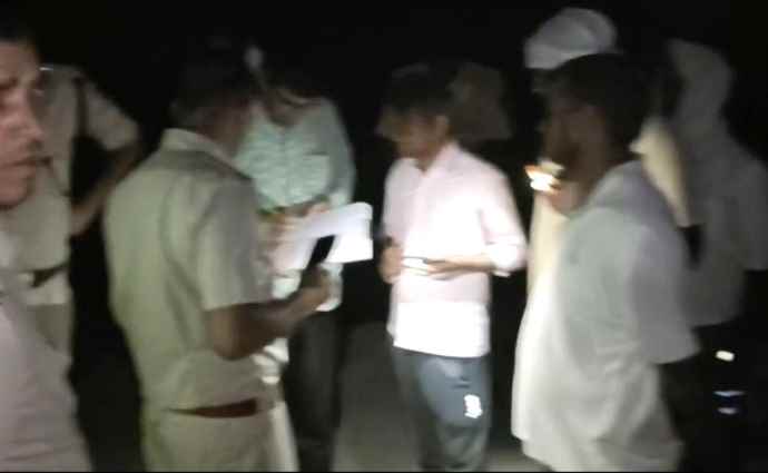 वीडियो न्यूज़ : नीमकाथाना में खान धंसने से हुआ बड़ा हादसा : रेस्क्यू कर 4 मजदूरों को निकाला, 1 लापता, हादसे के बाद खनन क्षेत्र की सुरक्षा व्यवस्था पर उठे सवाल