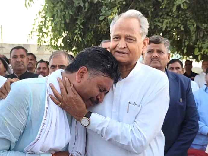 नेता प्रतिपक्ष जूली की मां का पैतृक गांव में अंतिम संस्कार : पूर्व सीएम गहलोत से लिपटकर खूब रोए टीकाराम जूली, गहलोत ने सीने से लगाकर दी सांत्वना, गहलोत ने कही भावुक बात