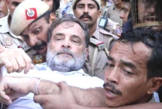 राहुल गांधी को उठाकर ले गई पुलिस : पुलिस ने प्रियंका गांधी -अखिलेश यादव सहित कई हिरासत में लिया ; प्रियंका बोली - वे कायर हैं