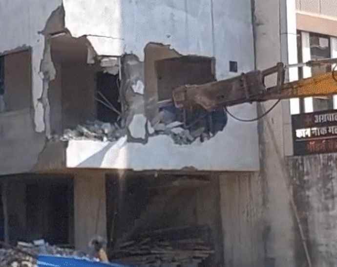 पॉश-इलाके में खतरनाक तरीके से झुकी 5 मंजिला इमारत को गिराया : मालिकों की पुलिस अधिकारियों से हुई तीखी बहस, लगाया आरोप, बुलडोजर एक्शन देखने के लिए जुटी भीड़