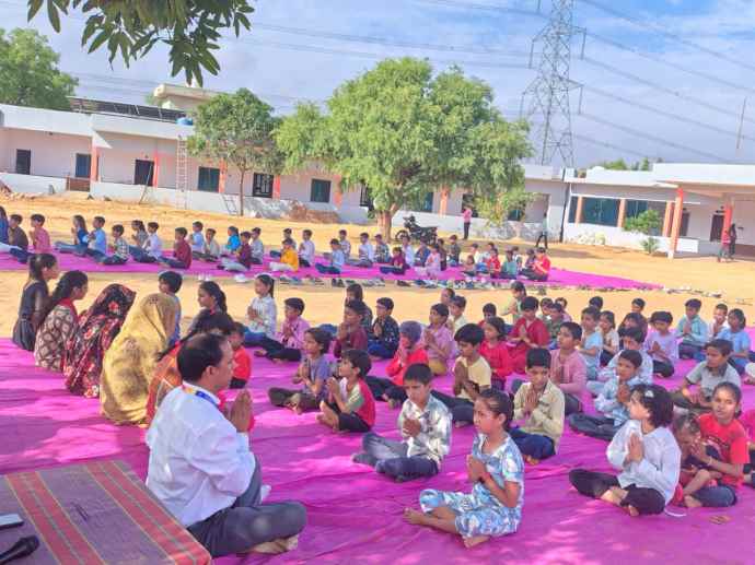 11वां अंतर्राष्ट्रीय योग दिवस मनाया : टैगोर शिक्षण संस्थान में अंतर्राष्ट्रीय योग दिवस मनाया गया, टीचर्स - स्टूडेंट्स के साथ अभिभावकों ने लिया भाग