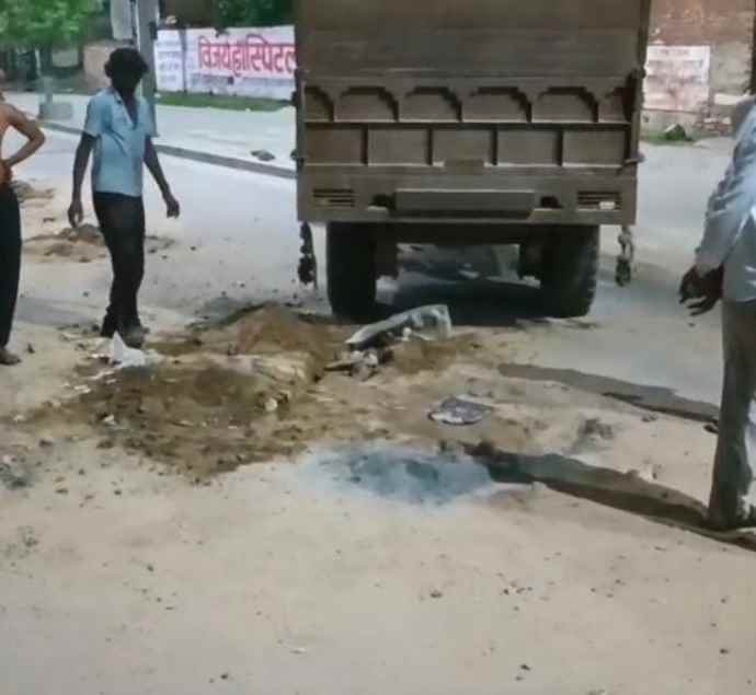 वीडियो न्यूज़ : भूदोली रोड पर गड्डो में फंसा ट्रेक्टर ट्राली : 3 घंटे बाद क्रेन की मदद से निकाला बाहर , लोग बोले - हादसों को निमंत्रण देते गड्डे , प्रशासन ने साधा मौन