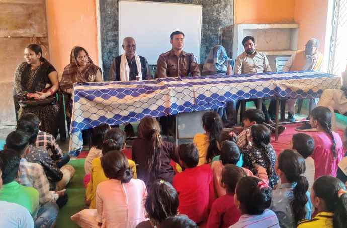 सायबर अपराधों को लेकर किया जागरुक : थाना प्रभारी बोले - किसी भी अनजान लिंक पर क्लिक न करें और न ही किसी को ओटीपी बताए