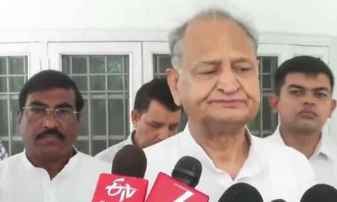 अभिषेक बनर्जी पर हमले मामले पर गहलोत का बड़ा बयान : गहलोत ने आरोप लगाया - बंगाल में चुनाव के बाद गुंडागर्दी का माहौल, कहा - पूरा देश देख रहा