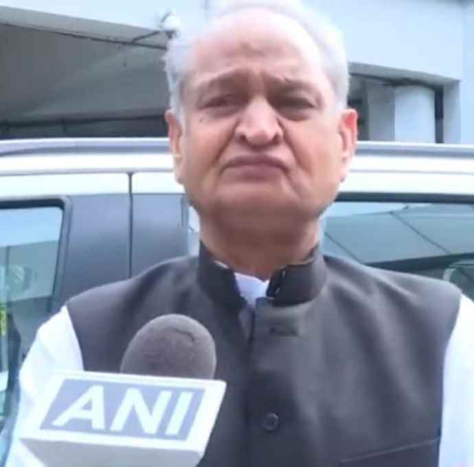 गहलोत का निकाय - पंचायतो के पुनर्गठन में धांधली का आरोप : गहलोत बोले- पुनर्गठन में सरकार तोड़ रही सारे नियम-कानून, सरकार का दावा - नियमानुसार और जनहित में निर्णय