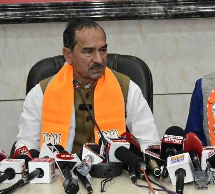 REET परीक्षा में जनेऊ उतरवाने पर राठौड़ का जवाब : सीएम जायेंगे सूरत , स्मार्टफोन पर गहलोत को लिया आड़े हाथ, बोले - लुटने का काम किया