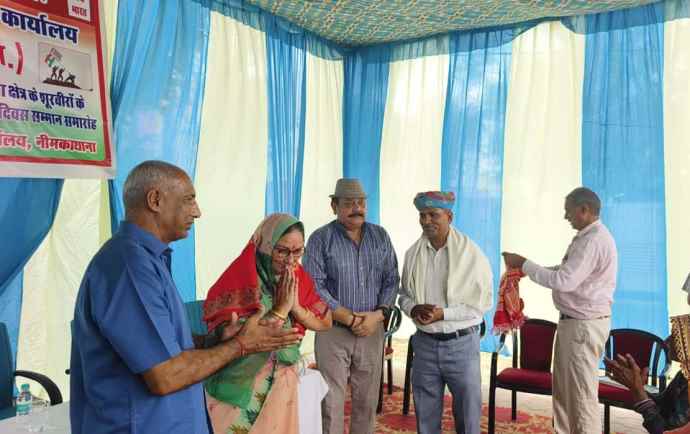 वीडियो न्यूज : नीमकाथाना में कारगिल विजय दिवस समारोह : वीर चक्र विजेता जयराम सिंह डाबला का सम्मान, वीरांगना सामोता बोली - भारतीय सेना मेरे लिए गर्व और सैनिक मेरा परिवार