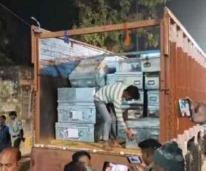 सासाराम में मतगणना केंद्र ट्रक घुसने पर हंगामा : रातभर हुआ जमकर बवाल, RJD ने लगाया वोट चोरी का आरोप, डीएम ने ये बताया