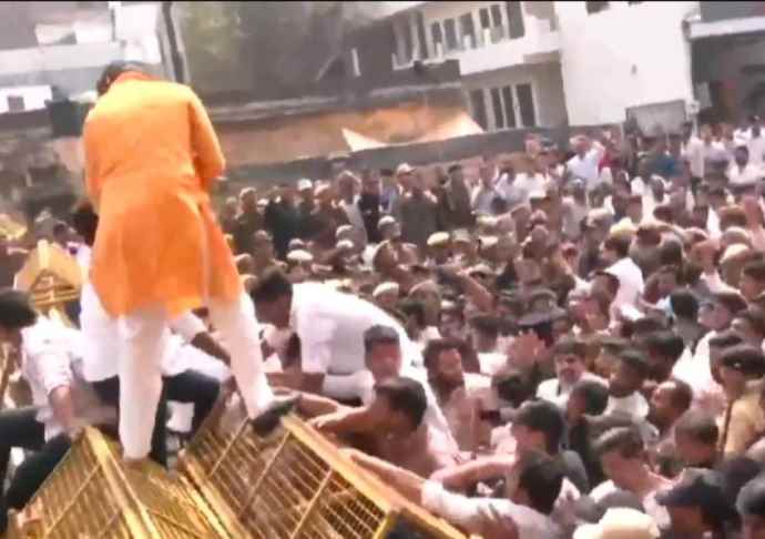 वीडियो लाइव :  भाजपा कार्यकर्ताओं का कांग्रेस पार्टी के खिलाफ प्रदर्शन : AI इंपैक्ट समिट में यूथ कांग्रेस के प्रदर्शन के जवाब में भाजपा का पलटवार, कांग्रेस के खिलाफ जमकर नारेबाजी