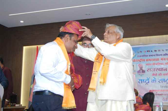 राजस्थान स्थापना दिवस पर कार्यक्रम : शिक्षा - समाज सेवा में उत्कृष्ट योगदान के लिए नीमकाथाना के शास्त्री माडू राम सैनी “राजस्थान समरसता गौरव अवार्ड” से सम्मानित