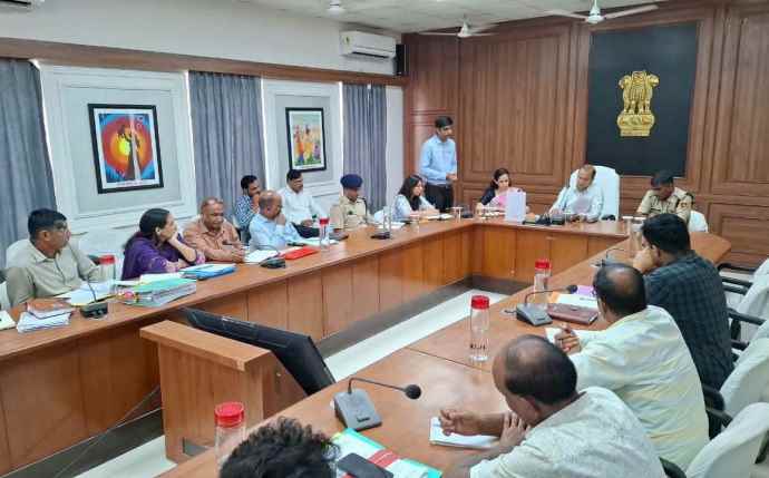 जिला सड़क सुरक्षा समिति की बैठक आयोजित : सांवली सर्किल और नानी चौराहा के पास से ट्रांसफार्मर हटेगा, स्कूलों की बाल वाहिनी चालकों की आंखों की जांच के निर्देश