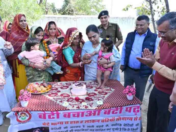 संभागीय आयुक्त रही नवलगढ दौरे पर : स्कूल और आंगनबाड़ी केंद्र समेत विभिन्न सरकारी कार्यालयों का किया निरीक्षण