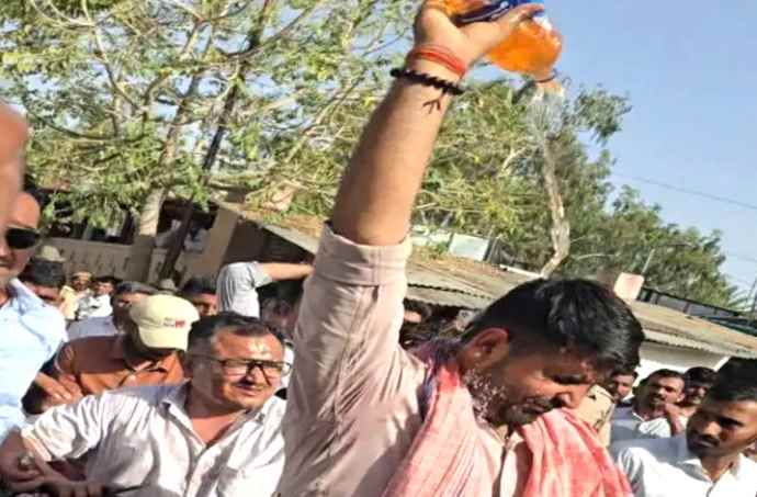 वीडियो लाइव : बाड़मेर में विधायक भाटी ने पेट्रोल उड़ेला  : कलक्ट्रेट परिसर में मच गया हड़कंप, पुलिस अपने साथ ले गई, मजदूरों के साथ पहुंचे थे बाड़मेर कलक्ट्रेट