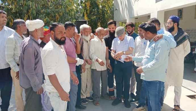 वीडियो न्यूज़ : भूदोली गांव में ग्रामीणों में आक्रोश व्याप्त : ग्रामीणों ने दरगाह के आम रास्ते को बंद करने का लगाया आरोप , एसडीएम को सौंपा ज्ञापन