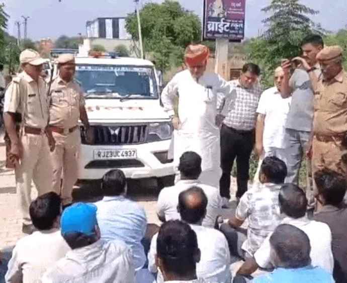 सीकर में लोगो ने UDH मंत्री की गाड़ी को रोका : सड़क पर बैठकर की नारेबाजी, मंत्री को पैदल ऑफिस जाना पड़ा, सड़क चौड़ीकरण में भेदभाव का आरोप