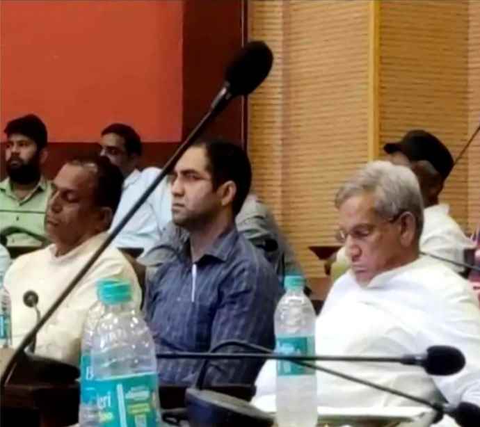 वीडियो अपडेट : सीएम लेते रहे बैठक , सीकर विधायक नींद में मस्त : विधायक पारिक ने नवलगढ़ रोड पर हुए हादसे का सारा दोष जनता व बीजेपी पर थोप दिया