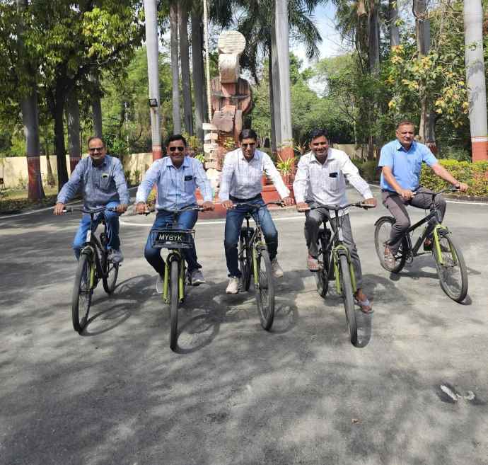 सीकर के ट्रेनर्स का आरएससीईआरटी उदयपुर में नवाचार : ट्रेनिंग में सीकर जिले के ट्रेनर्स अनूठी पहल करते हुए कर रहे साइकिल का प्रयोग, प्रतिदिन 40 किलोमीटर  साइकिल चला रहे