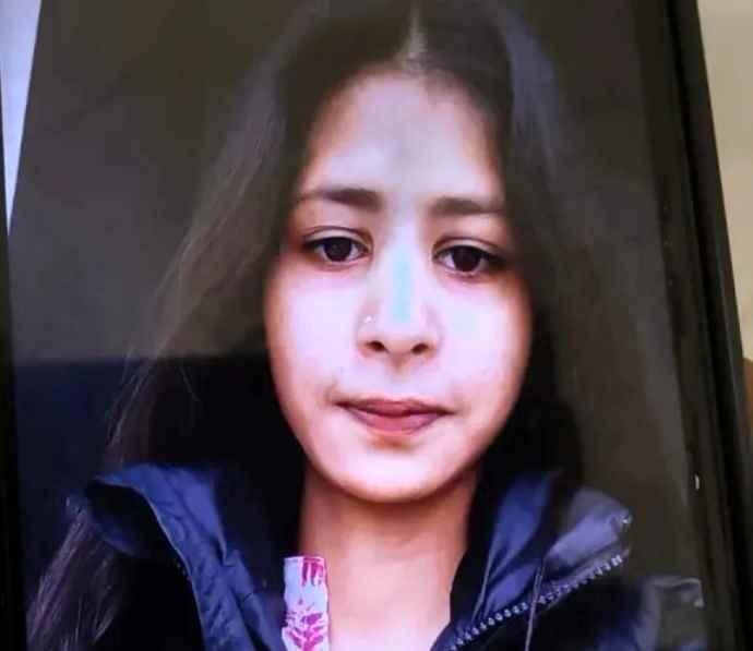 क्लास में बैठे-बैठे कुर्सी से गिरी छात्रा : हार्ट-अटैक से मौत, 19 वर्षीय छात्रा की मौत से हड़कंप, छात्रा के पिता ने की जाँच की मांग