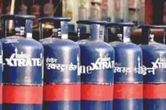 नए महीने की शुरुआत, नई महंगाई के साथ : कॉमर्शियल LPG सिलेंडर 42 रुपए महंगा,  गरीब का 5 KG वाला छोटू सिलेंडर 11 रुपए महंगा, आज से 4 बड़े बदलाव