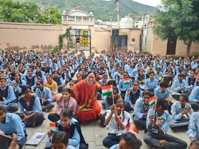 वीडियो न्यूज़ : नीमकाथाना मना रहा 25 कारगिल विजय दिवस : जमुना देवी पांडे राजकीय विद्यालय में आयोजित कारगिल विजय दिवस कार्यक्रम में वीरांगना सामोता ने शहीदों को नमन कर श्रद्धांजलि अर्पित की