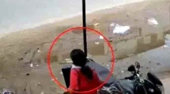 दुकान से गहनों से भरा डिब्बा ले भागी युवती : दुकानदार ने पीछा कर पकड़ा युवती को, युवती के पर्स से लाल मिर्च पाउडर और जलन वाला स्प्रे मिला