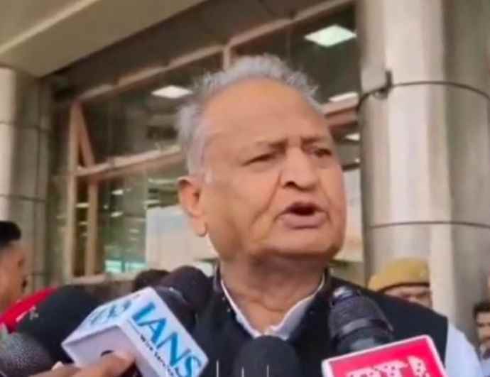 वीडियो न्यूज़ : गहलोत बोले - सीएम सहित मंत्री - विधायक बेटों को सरकार से दूर रखे : पूर्व सीएम गहलोत का सरकार पर तंज, कहा - बेटों को नजदीक लाओगे तो बेटा बिगड़ जाएगा, अच्छे संस्कार दो घर के अंदर