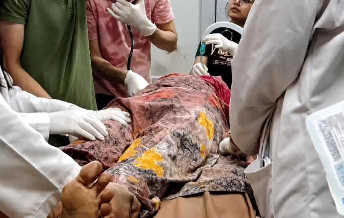 सीकर में पड़ोसी ने गर्भवती का गला काटा : गर्भ में पल रहे बच्चे की मौत, पीड़िता का गंभीर हालत में SMS अस्पताल में इलाज जारी