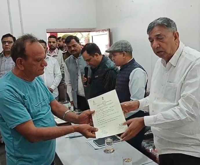 वीडियो न्यूज़ : नीमकाथाना में लाभार्थियों को पट्टे वितरित : सैनिक कल्याण सलाहकार समिति अध्यक्ष प्रेम सिंह बाजोर ने सुनी आमजन की समस्याएं