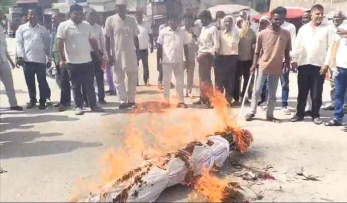 वीडियो न्यूज : पाटन में केंद्र के खिलाफ कांग्रेस का उग्र प्रदर्शन : पीएम मोदी का पुतला दहन, विधायक मोदी बोले - युवाओं के भविष्य से खिलवाड़ बर्दाश्त नहीं
